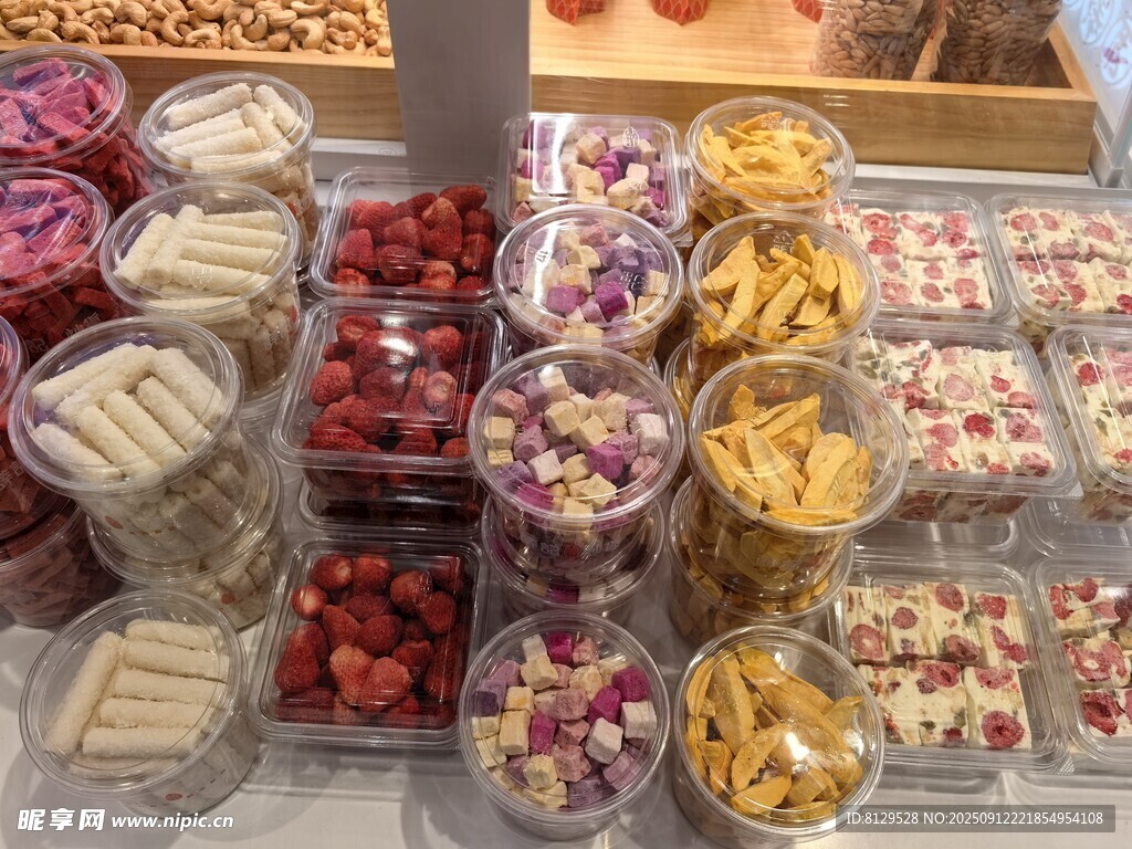多样美味零食陈列展示