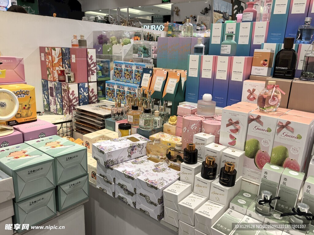 琳琅满目的礼品店陈列