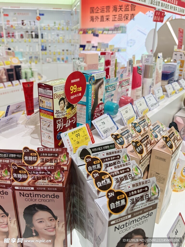 热闹书摊展示多样书籍