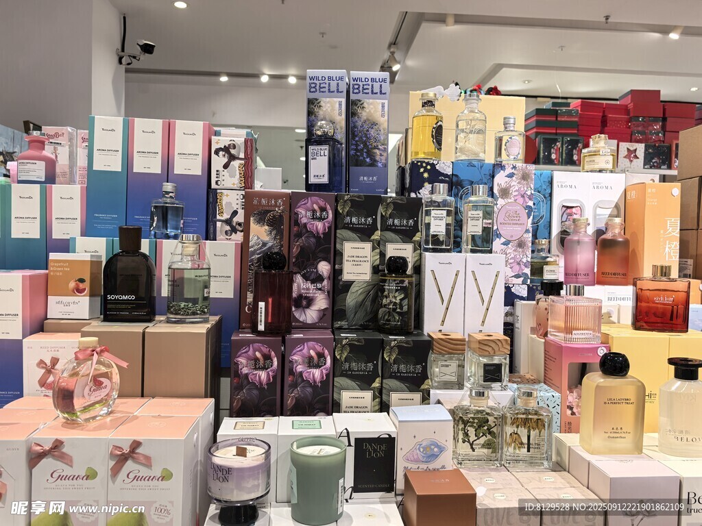 琳琅满目的香氛产品陈列