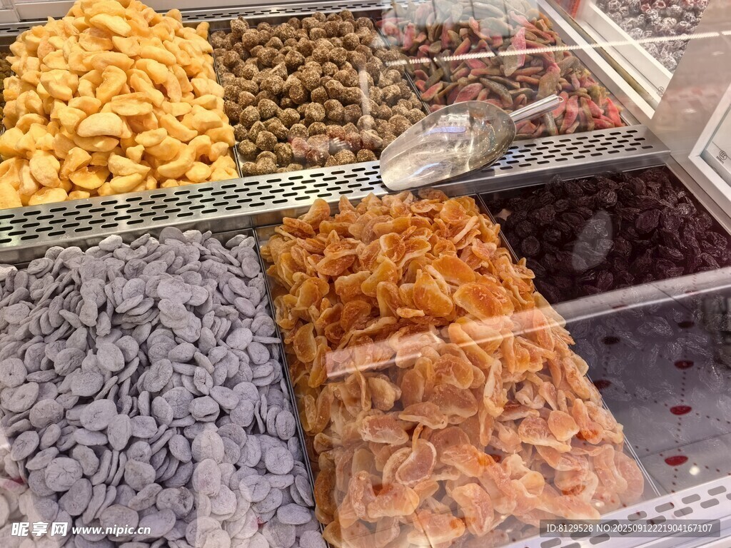 多样美味坚果陈列展示