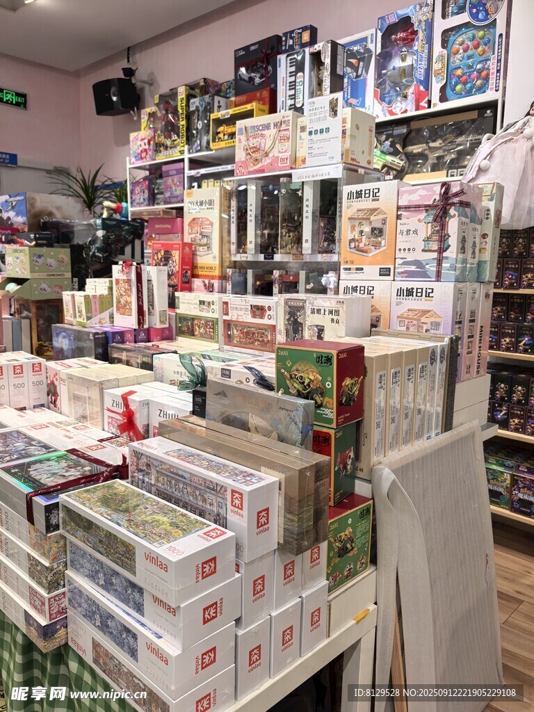 文具店内琳琅满目的商品