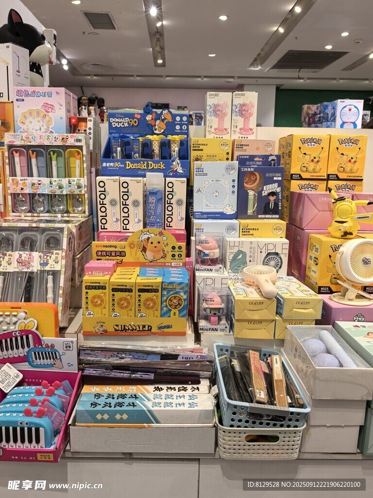 超市货架上的多样商品