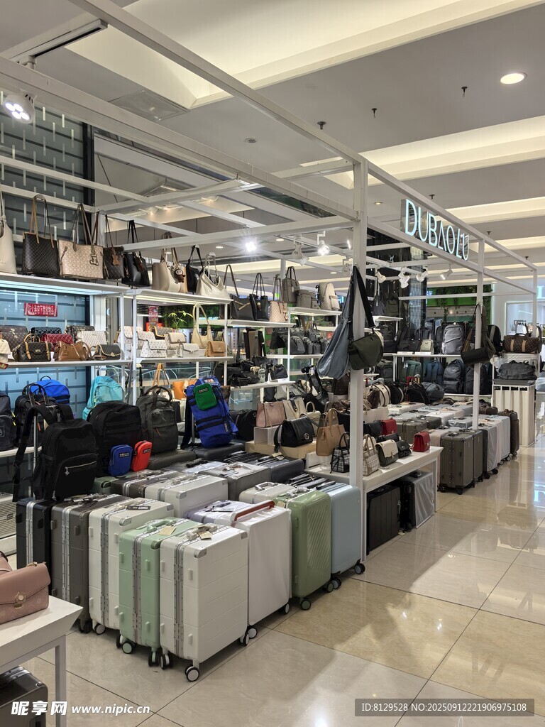 大型箱包店内景陈列展示