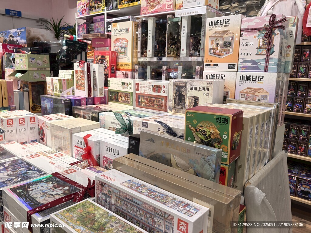 书店内琳琅满目的书籍陈列