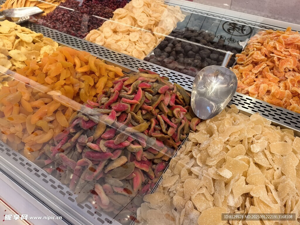 多样美味零食陈列展示