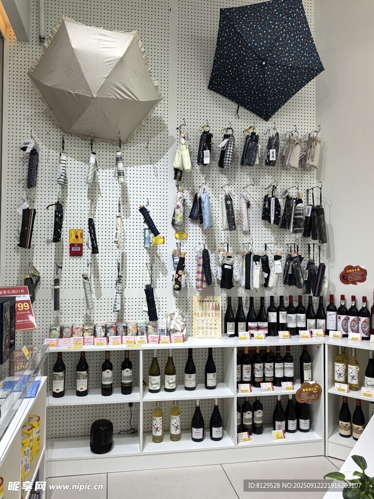 琳琅满目的鞋类饰品展示架