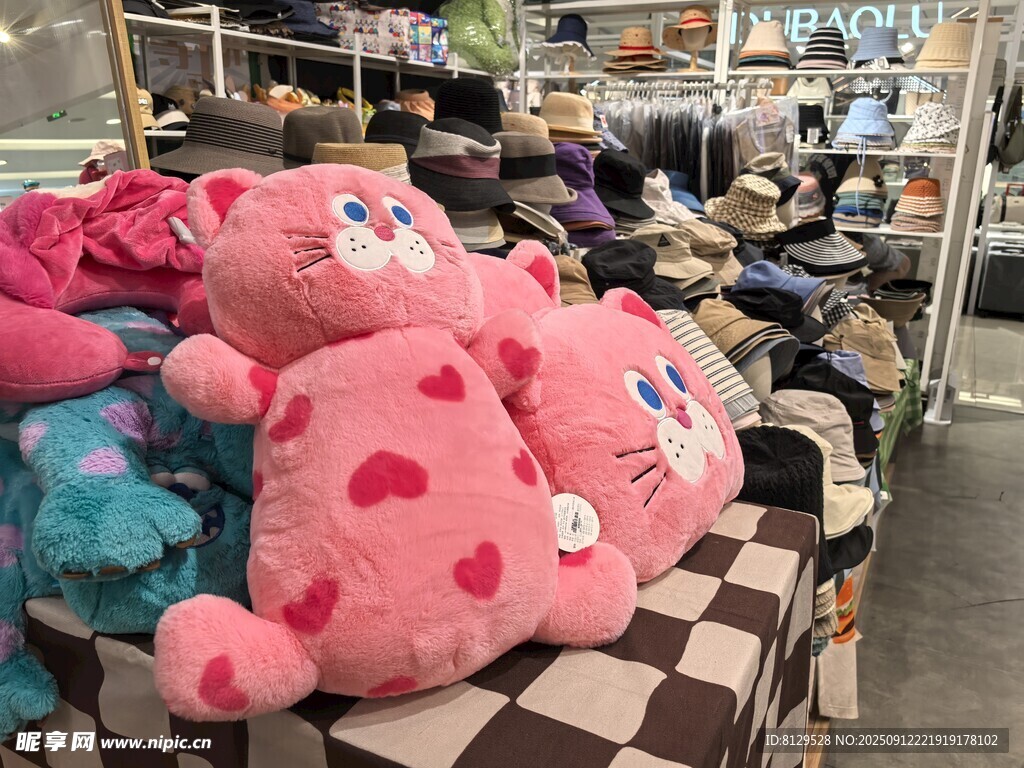 可爱毛绒玩具堆叠展示