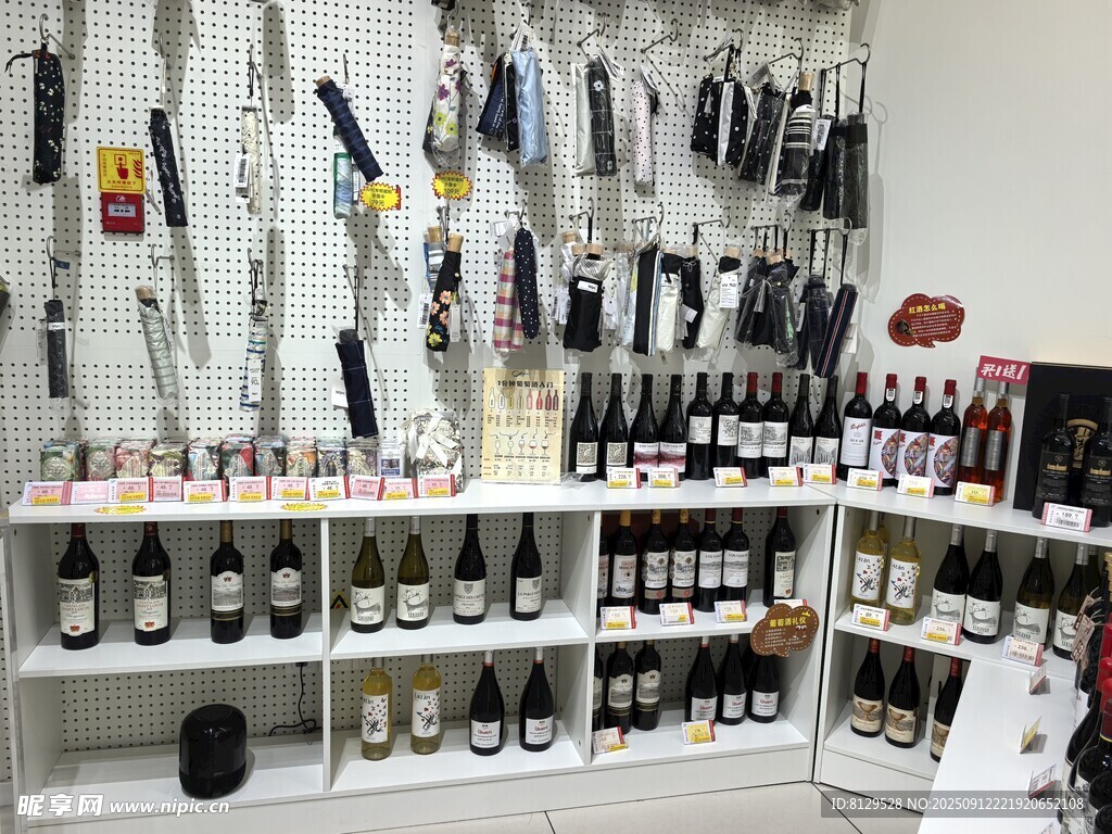 琳琅满目的户外装备展示