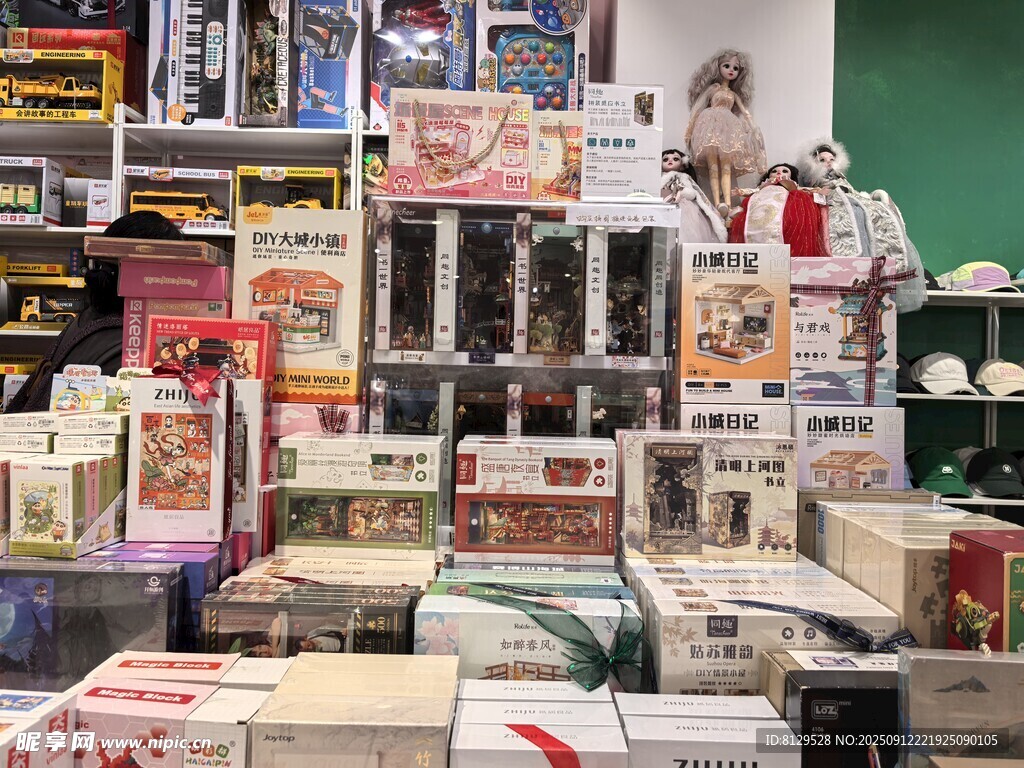 圣诞礼品店的丰富商品