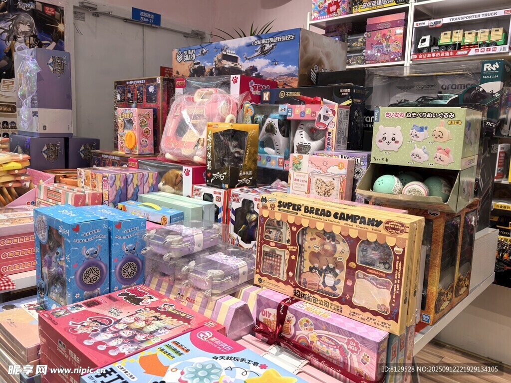 缤纷玩具店多样玩具陈列