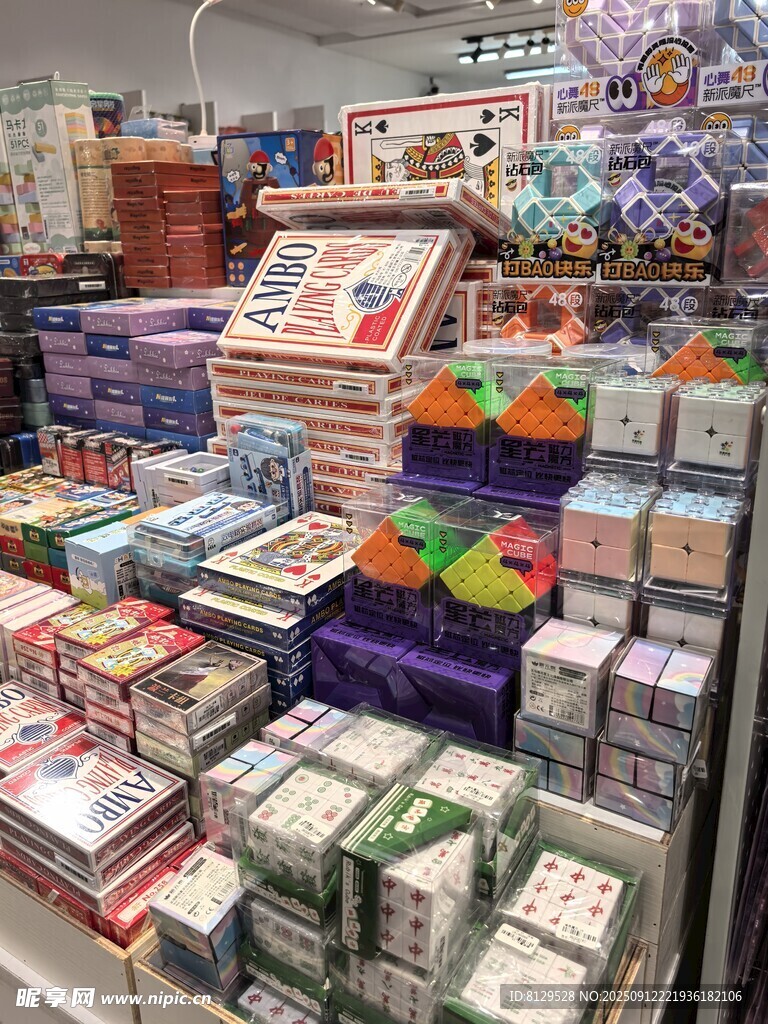 多彩礼品陈列于商店货架
