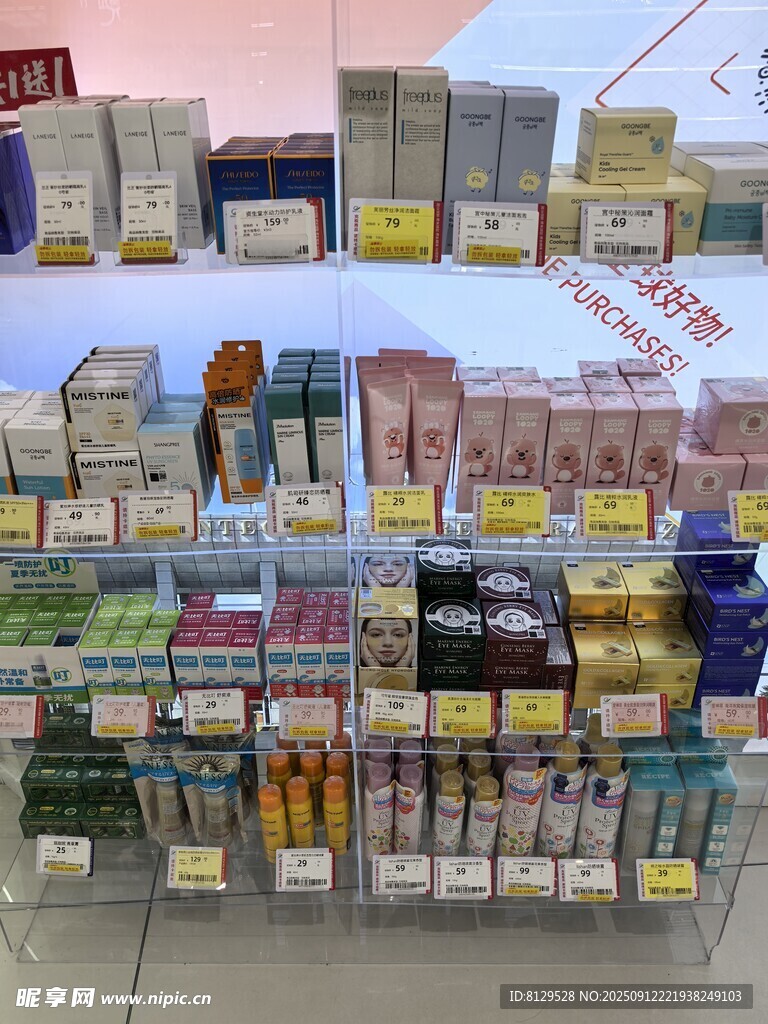 药店货架上的丰富药品