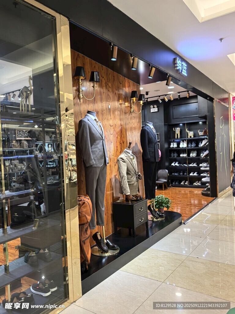 时尚男装店铺橱窗展示