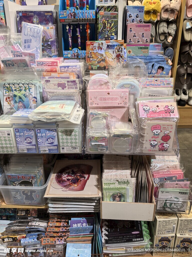 琳琅满目的货架商品陈列