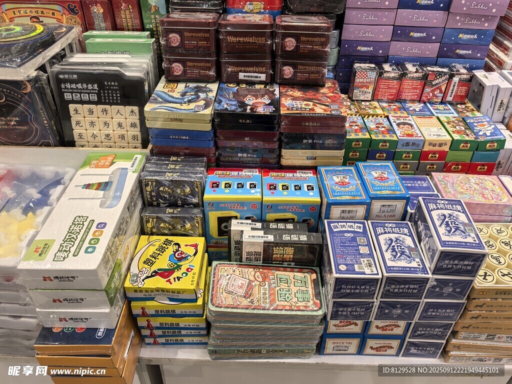 丰富多样的文具堆叠展示