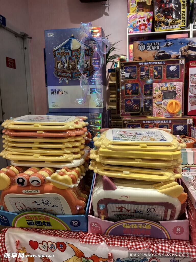 可爱玩偶整齐摆放在店内