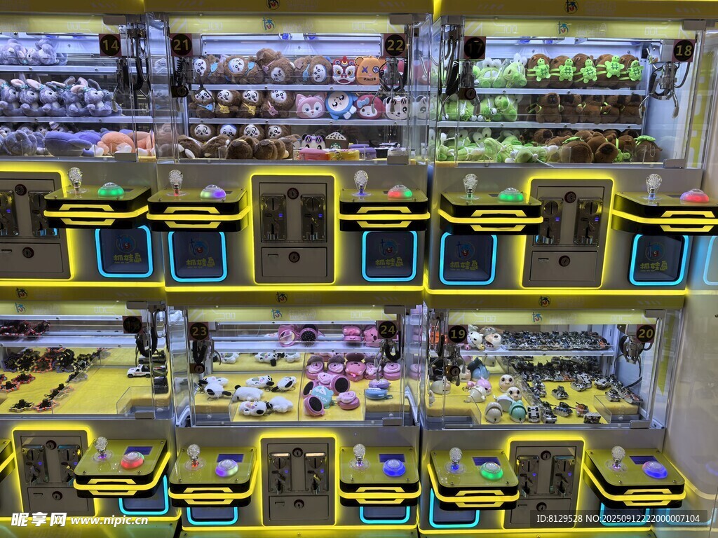 超市货架上的多样商品