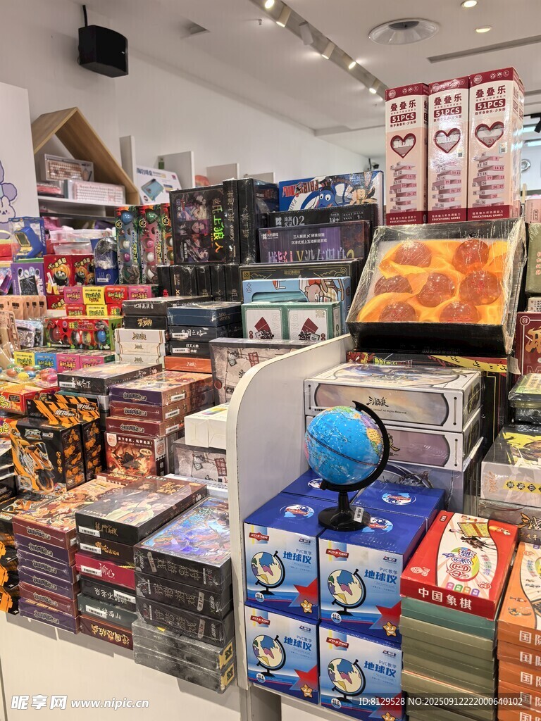 玩具店内琳琅满目的玩具