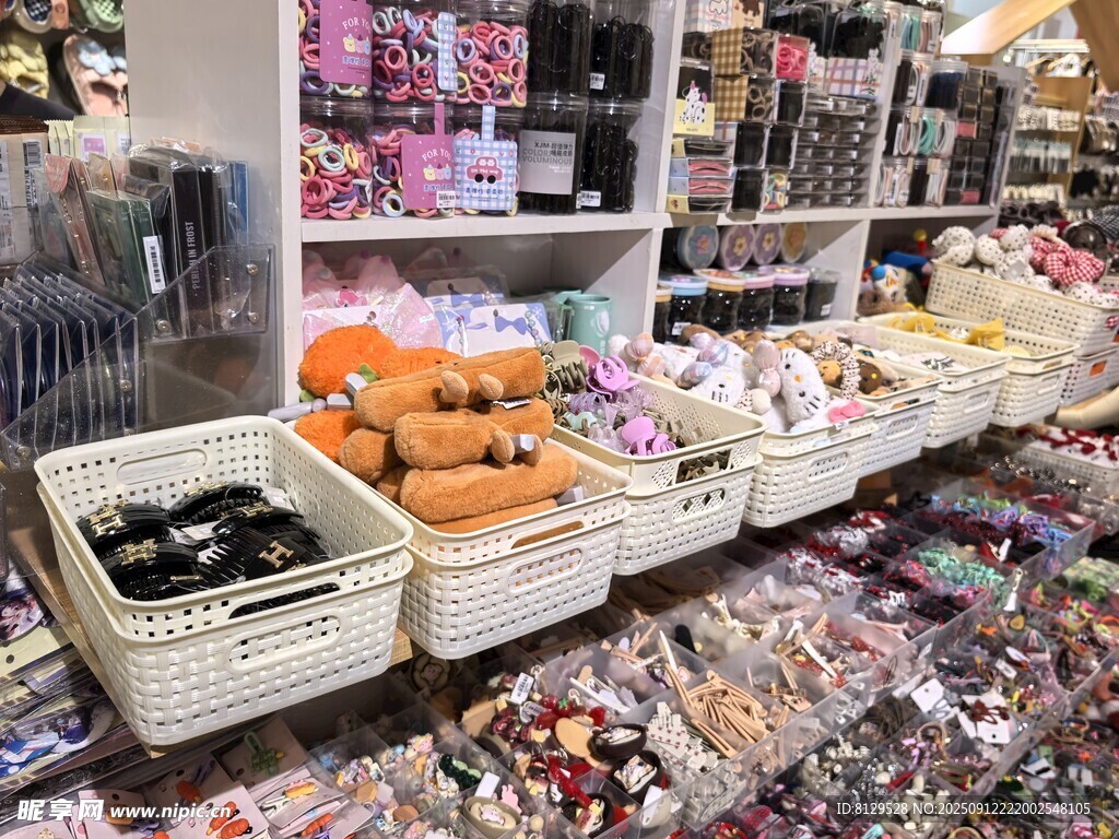 琳琅满目的商品陈列架