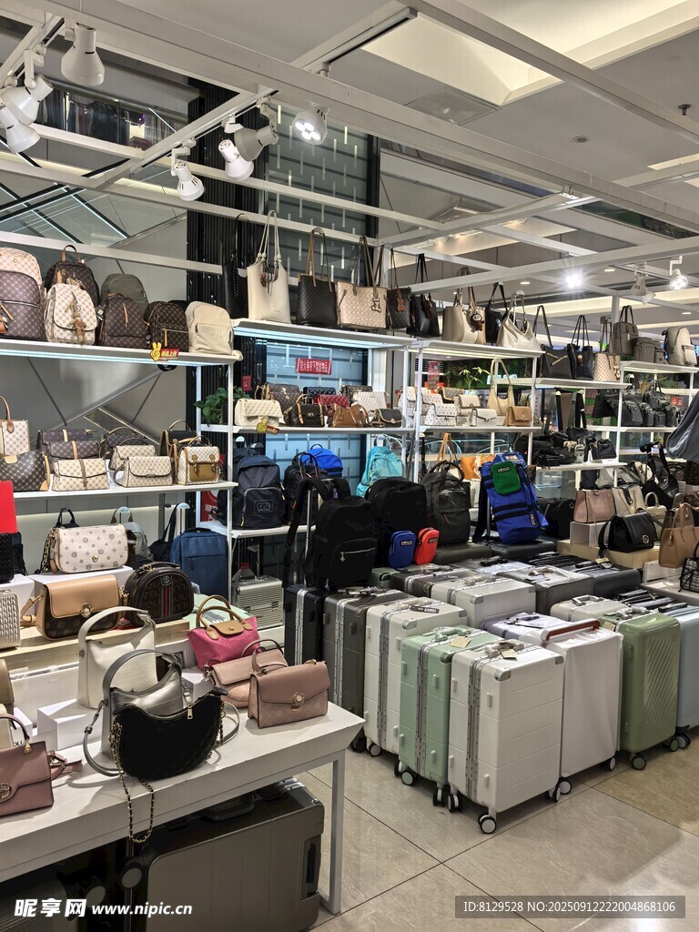 室内琳琅满目的商品陈列
