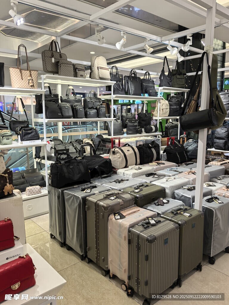时尚箱包店内陈列展示