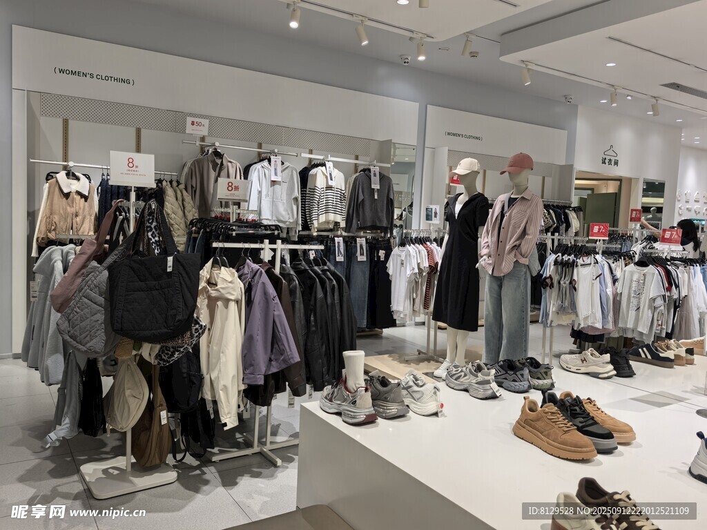 时尚服装店内部陈列展示