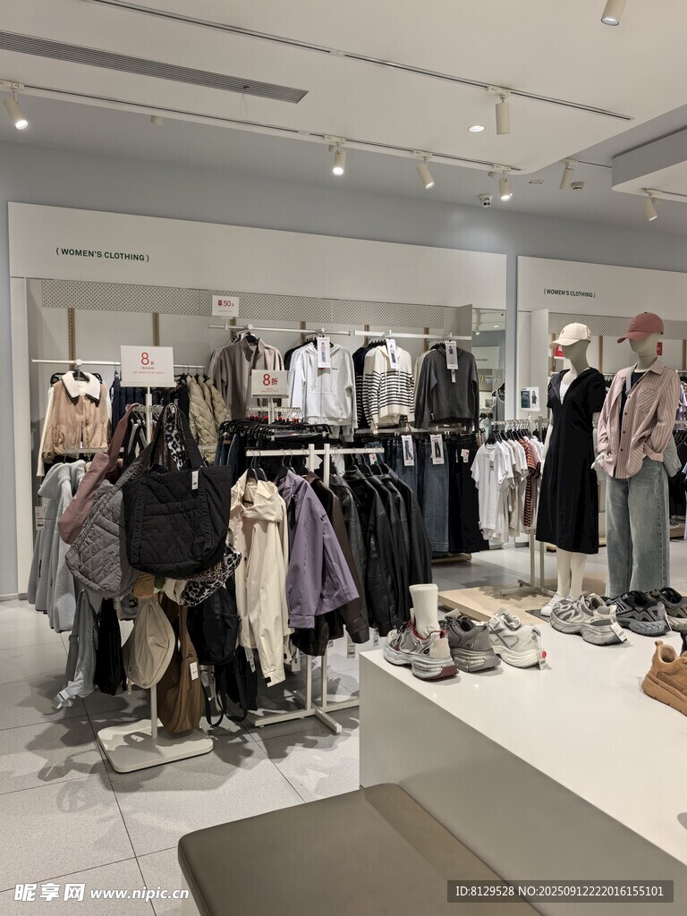 时尚服装店内部陈列展示