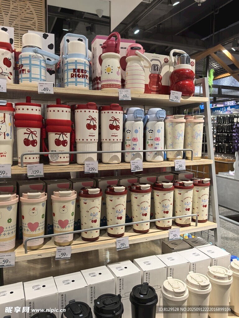 货架上琳琅满目的罐装商品