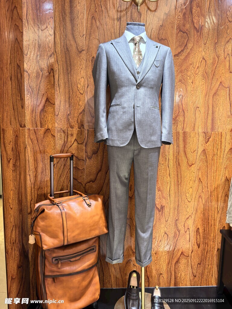 男士西装搭配旅行箱展示