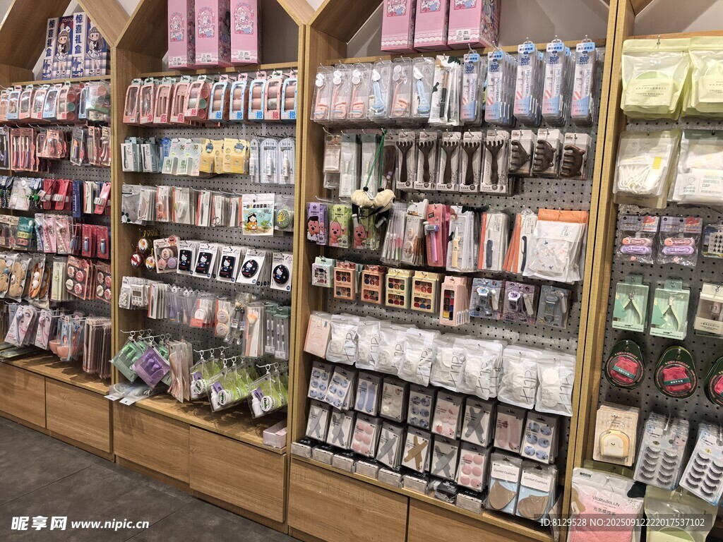 琳琅满目的饰品货架陈列