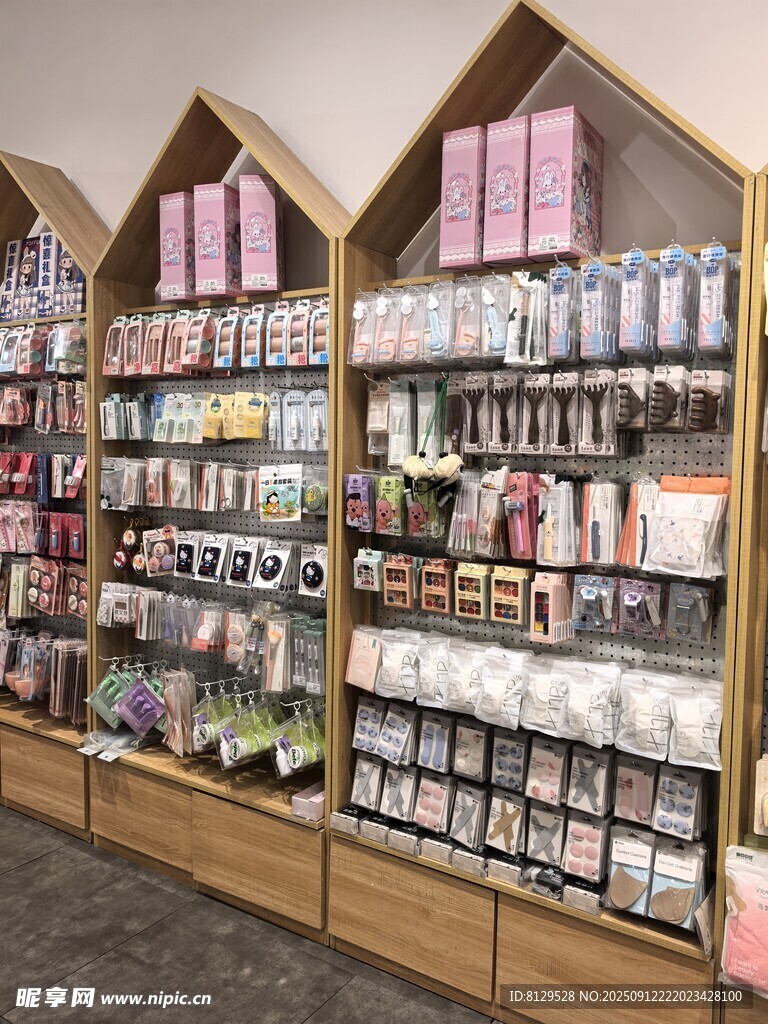 时尚饰品货架陈列展示