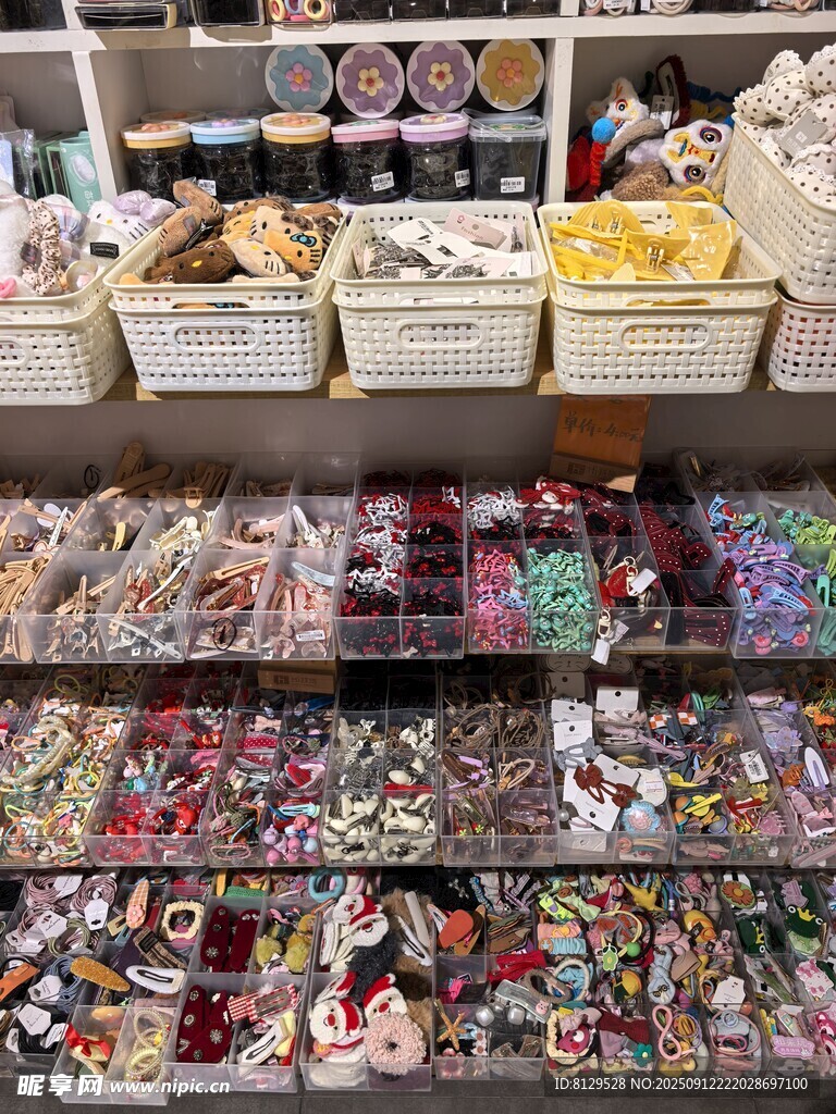 琳琅满目的手工饰品材料