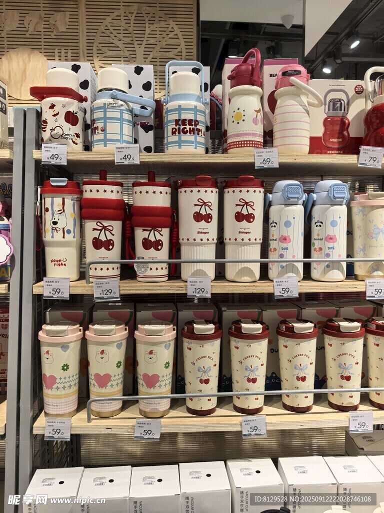 货架上琳琅满目的罐装商品