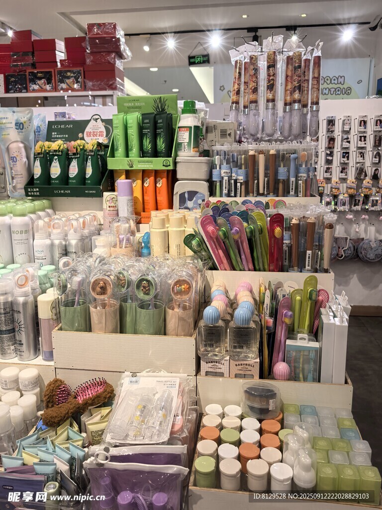 超市内丰富多样的商品陈列