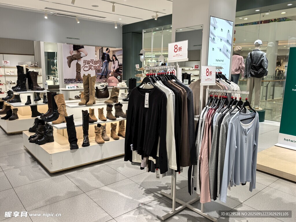 时尚服装店内部陈列展示