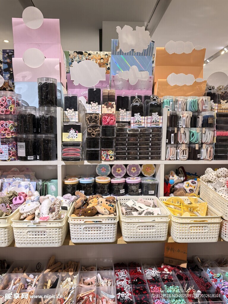 饰品店琳琅满目的货架展示