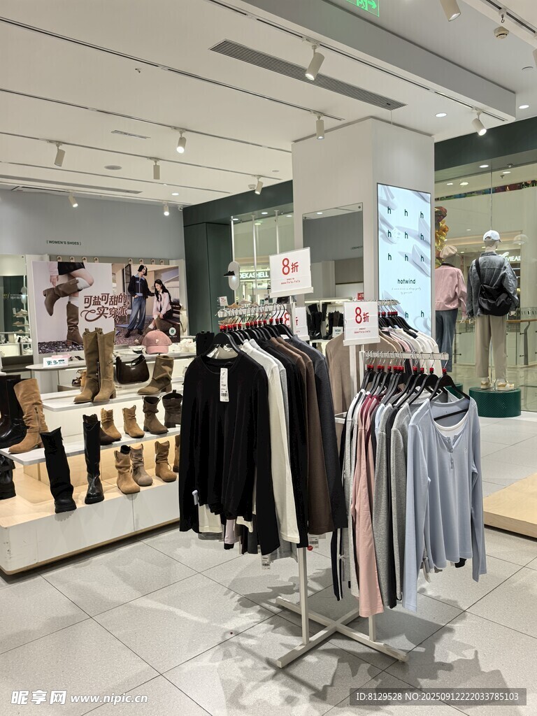 时尚服装店内部陈列展示