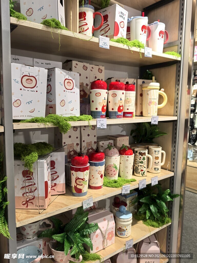 货架上的多样精美礼品