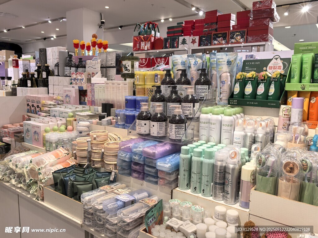 琳琅满目的商品陈列架