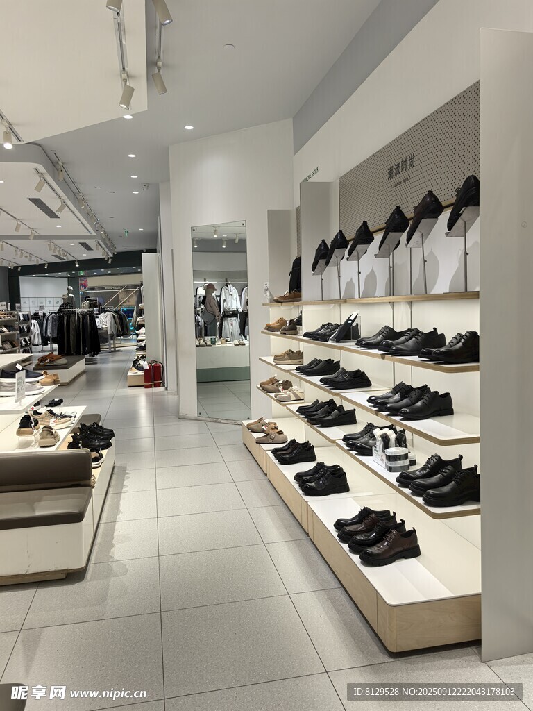 时尚鞋店内部陈列展示