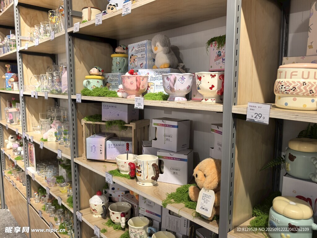 摆满物品的温馨木质置物架