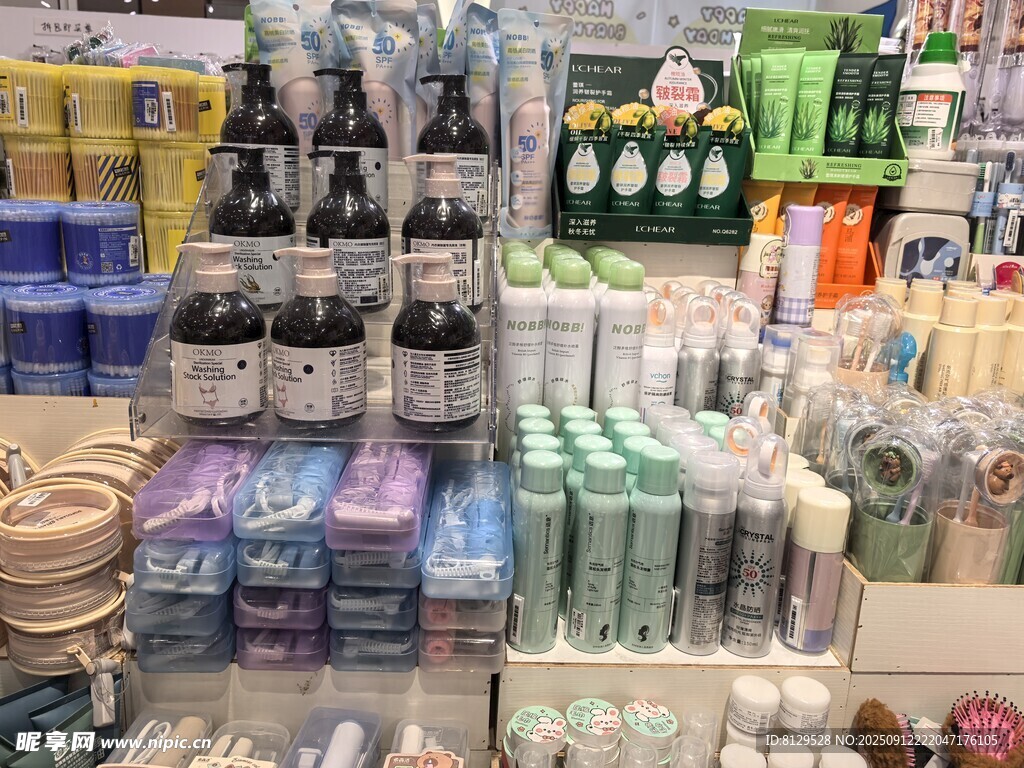 超市货架上琳琅满目的商品