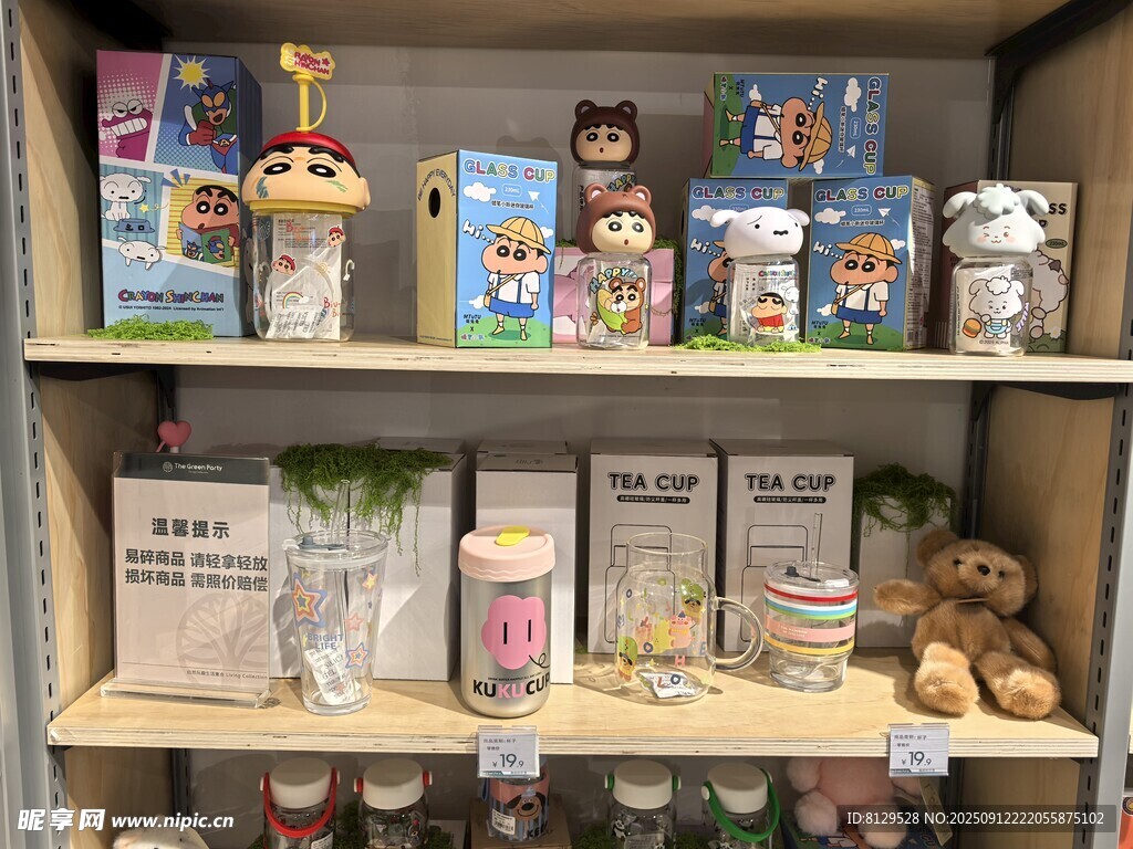 可爱玩偶与物品摆满货架