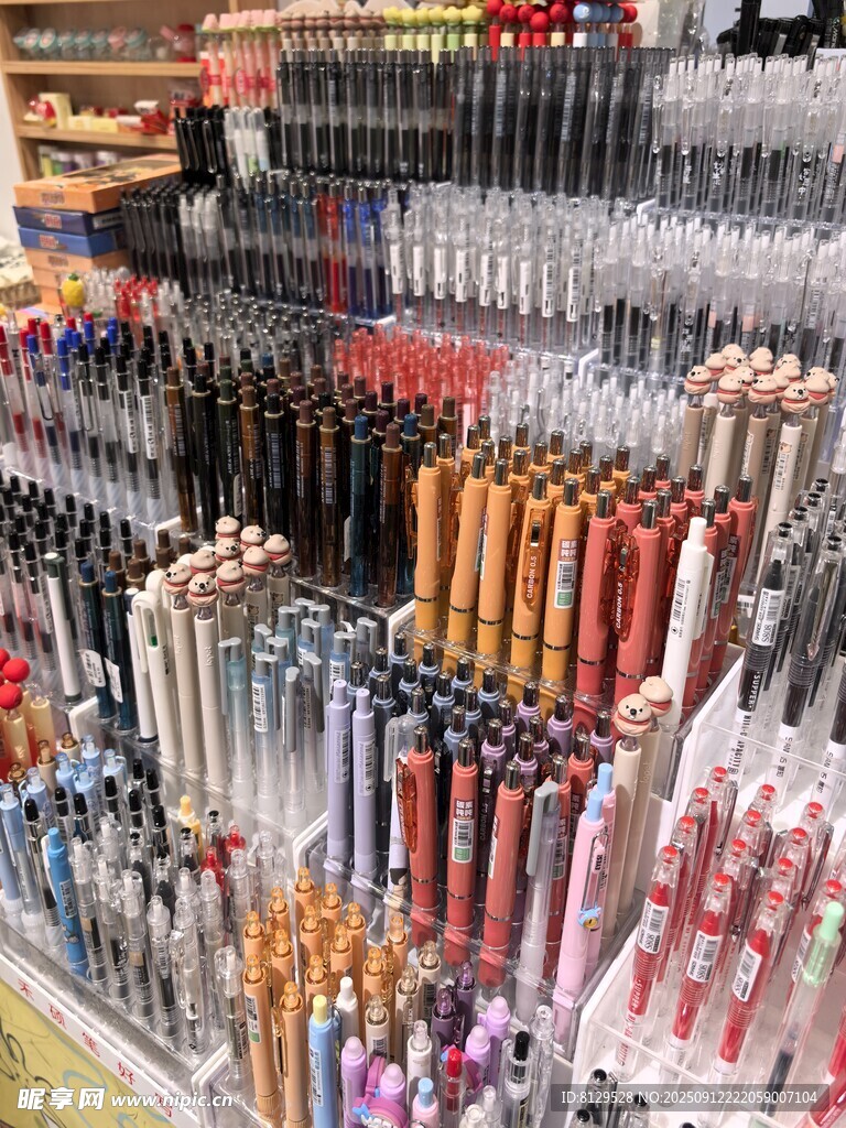琳琅满目的多彩文具陈列