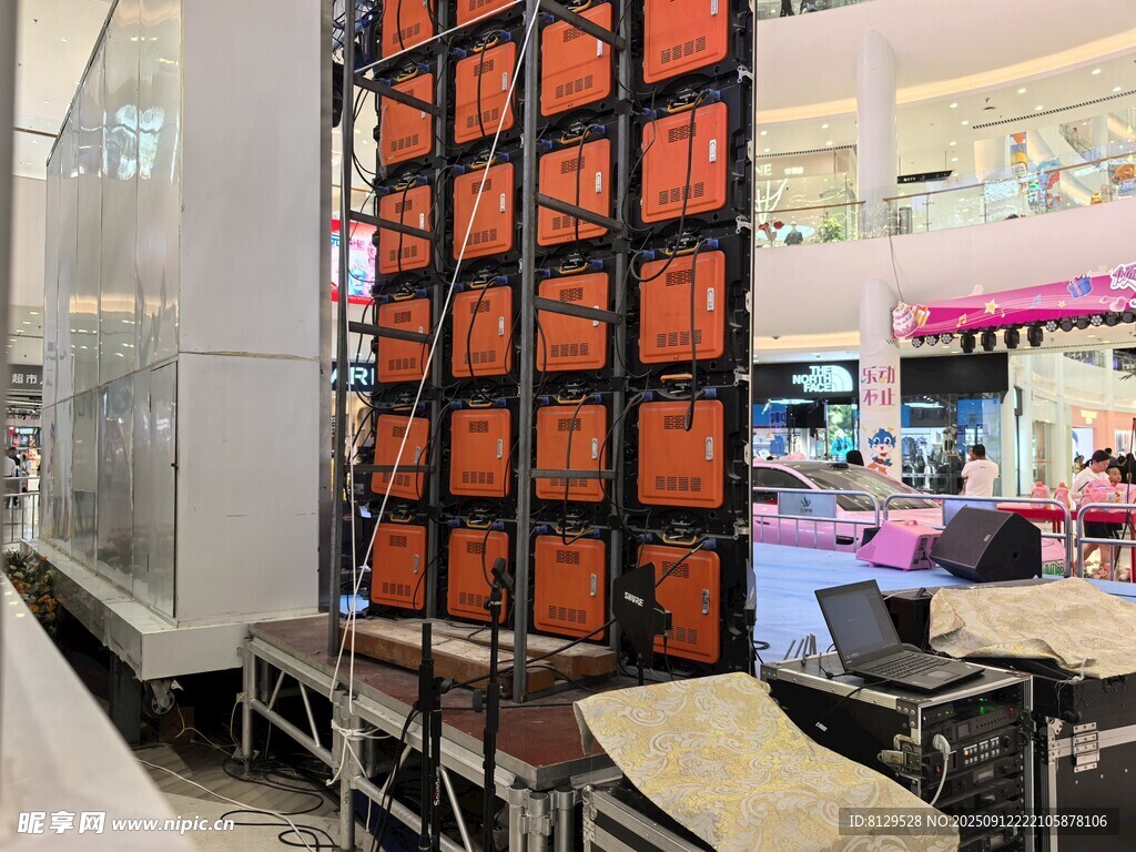 现代商场内的装饰隔断设计