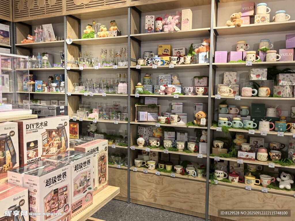 摆满商品的货架陈列场景