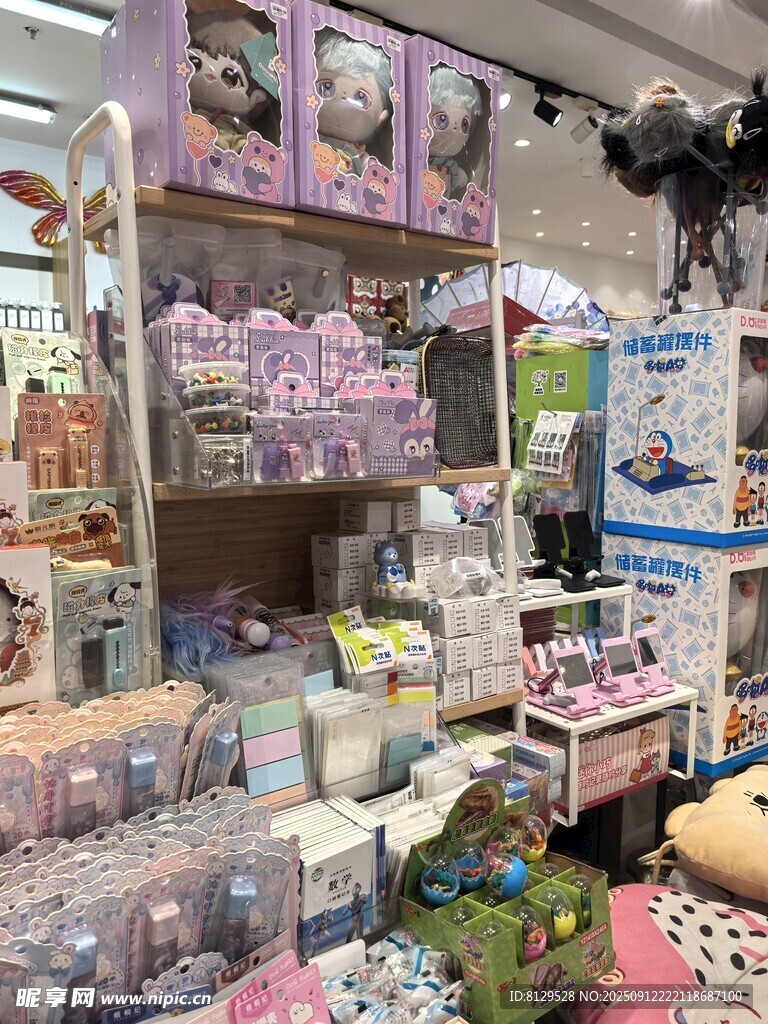 可爱玩偶摆满精致小店