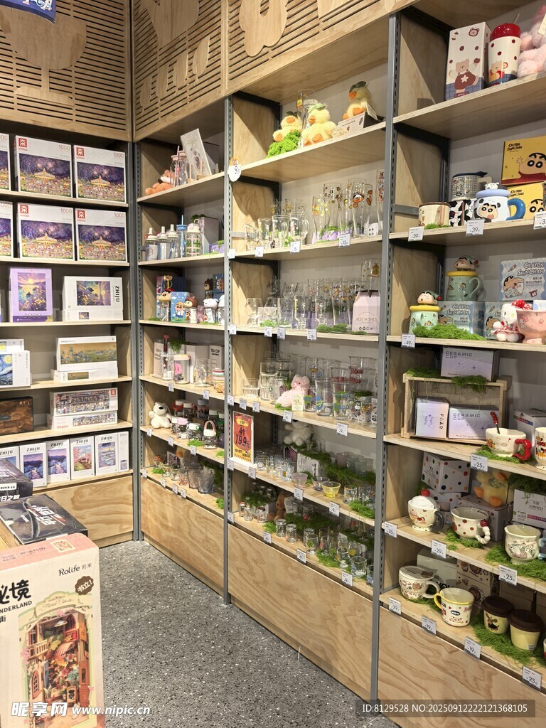 摆满商品的货架陈列