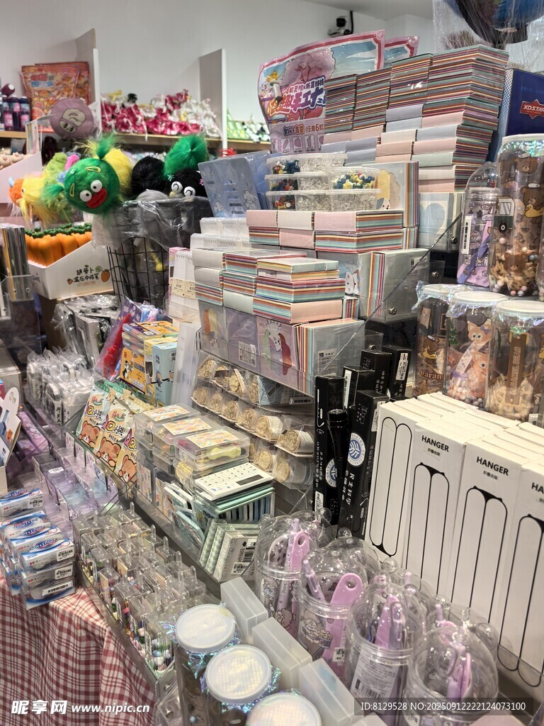 琳琅满目的礼品店陈列